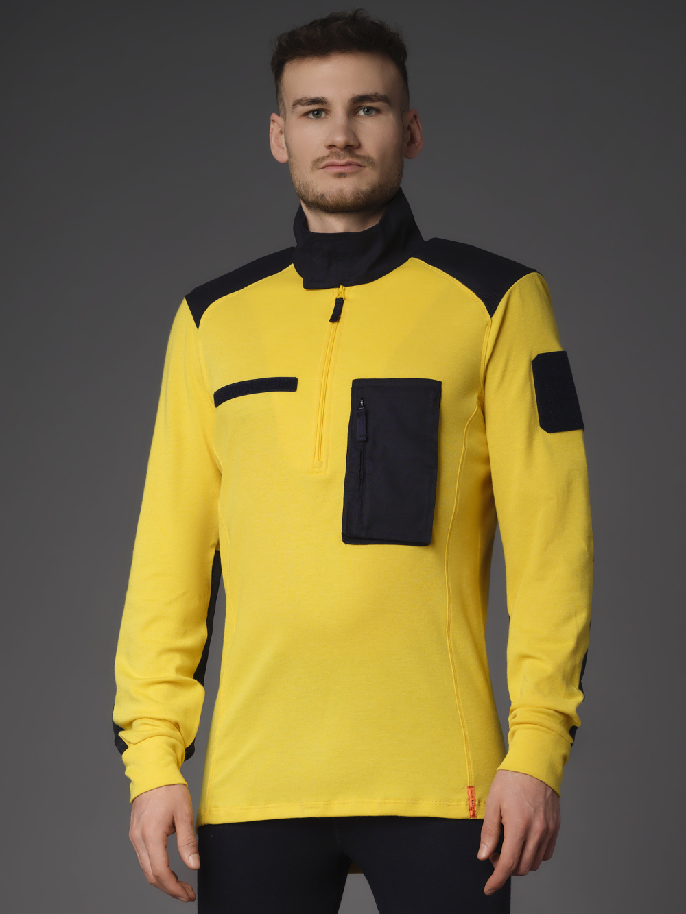 Comazo Protect Fire Shirt Premium Vegetationsbrandbekämpfung Farbe Gelb/Marine Vorderansicht: Mann trägt Comazo Protect Fire Shirt Premium Vegetationsbrandbekämpfung Farbe Gelb/Marine