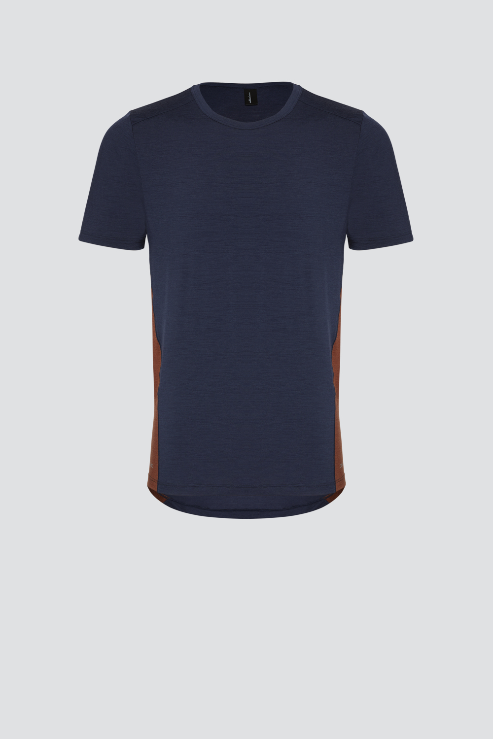 Comazo Herren Shirt kurzarm aus Merinowolle Farbe Navy/Schoko Produktbild Vorderansicht Shirt kurzarm aus Merinowolle von Comazo in der Farbe Navy/Schoko mit längerem Rückenteil und Rundhalsausschnitt