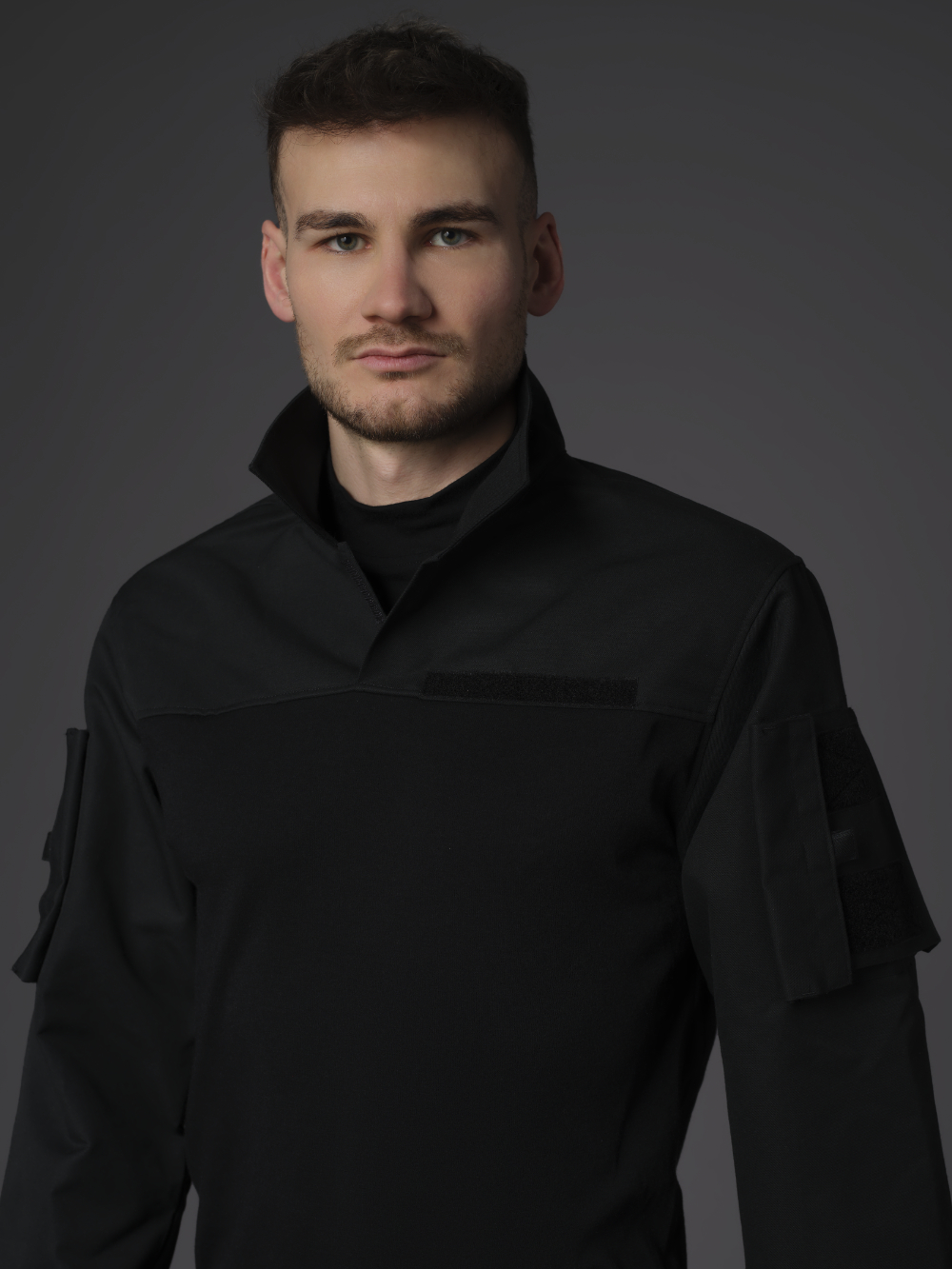 Flammschutz Combat Shirt von Comazo Protect Farbe Schwarz Nahaufnahme Vorderansicht: Mann trägt Flammschutz Combat Shirt von Comazo Protect Farbe Schwarz