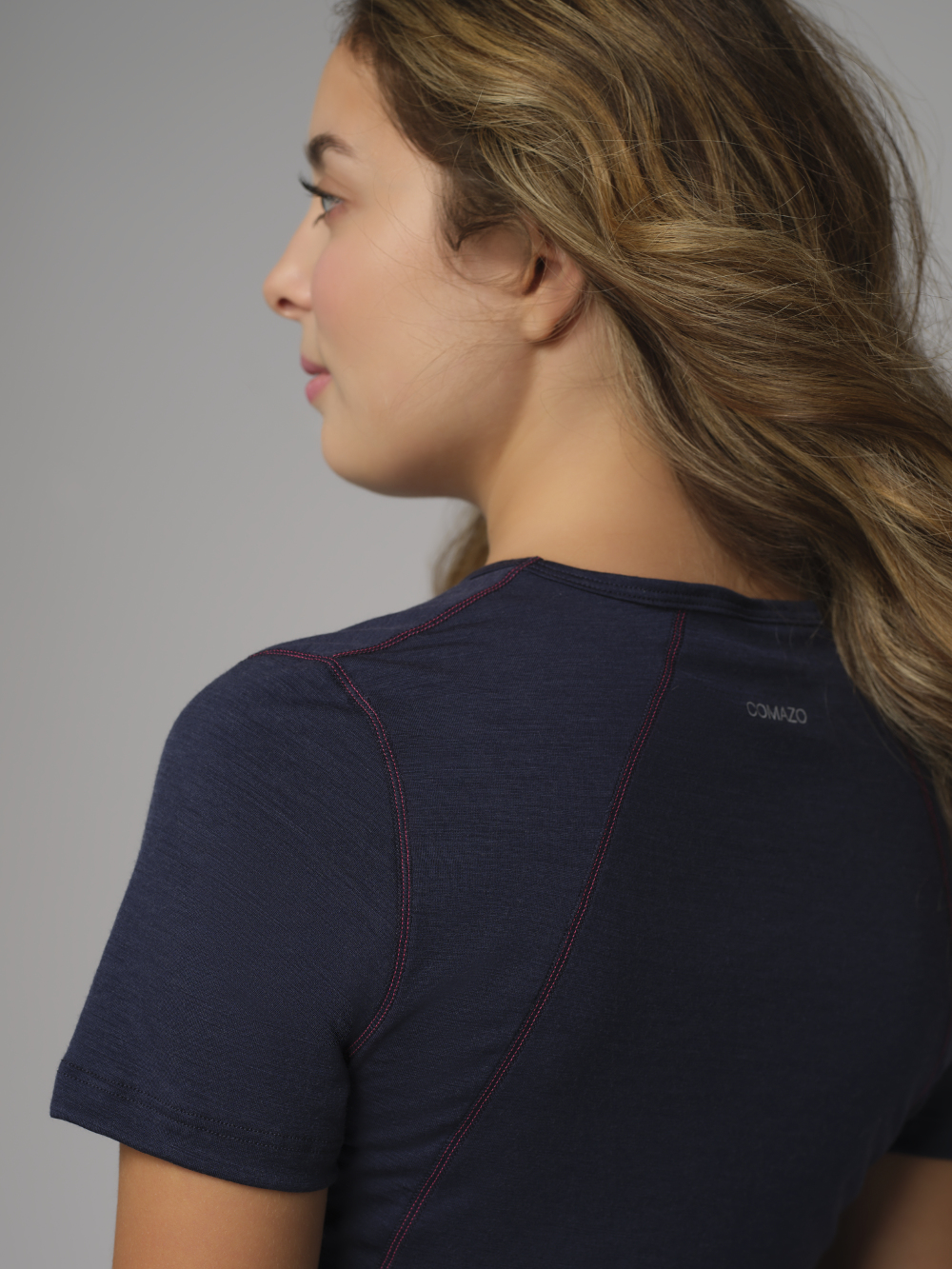 Nahaufnahme Rückansicht: Frau trägt Comazo Damen Shirt kurzarm aus mulesing-free Merinowolle in der Farbe Navy