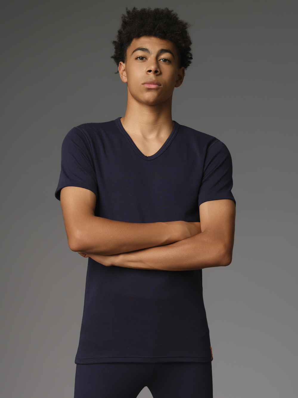Kurzarm-Shirt V-Neck aus Zweischichtmaterial von Comazo Protect Farbe Marine Vorderansicht: Mann trägt Kurzarm-Shirt V-Neck aus Zweischichtmaterial von Comazo Protect Farbe Marine