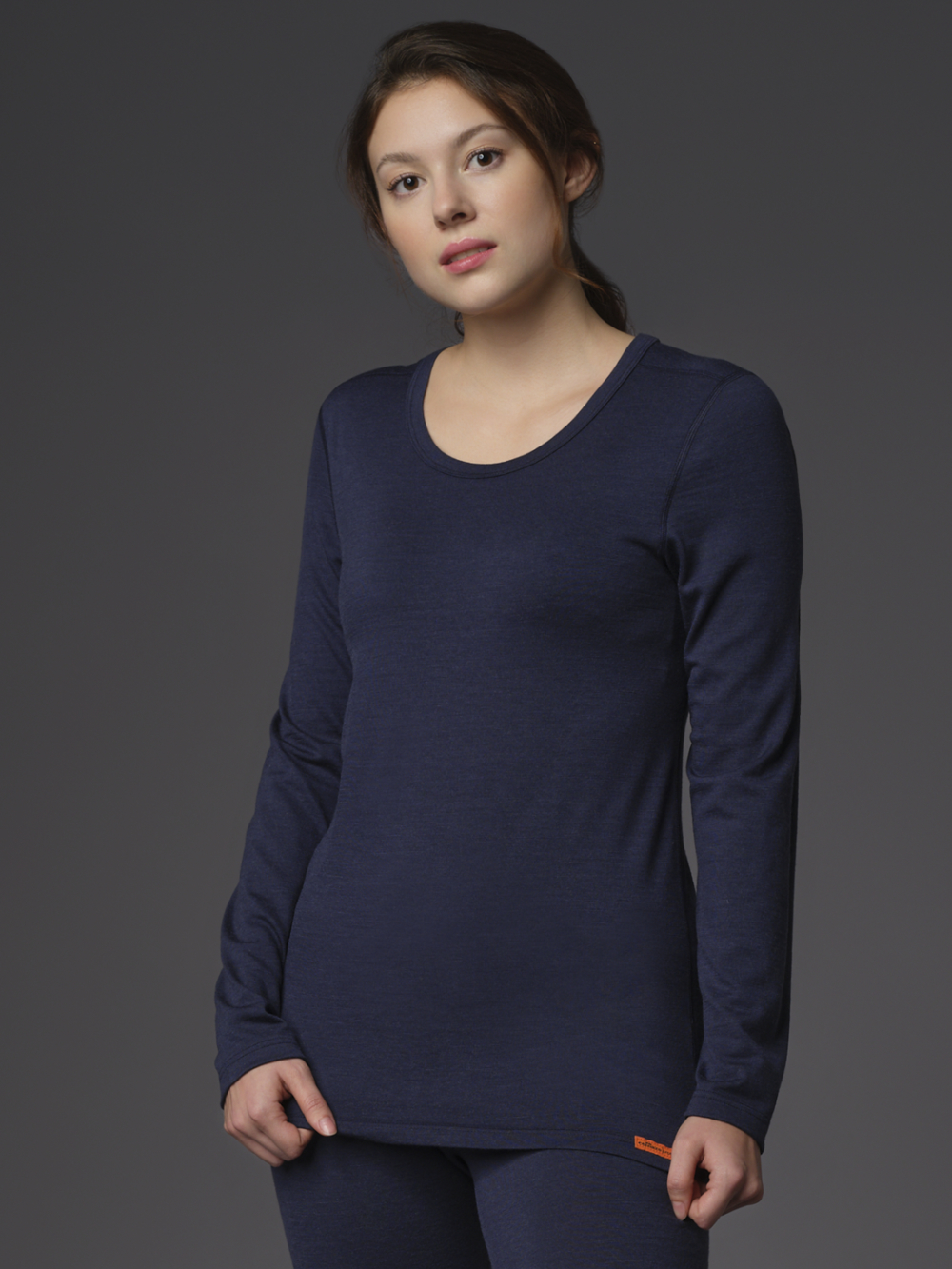 Functional shirt made of 100% merino wool for women by Comazo Protect, color navy. Front view: Woman wearing a functional shirt made of 100% merino wool for women by Comazo Protect, color navy.