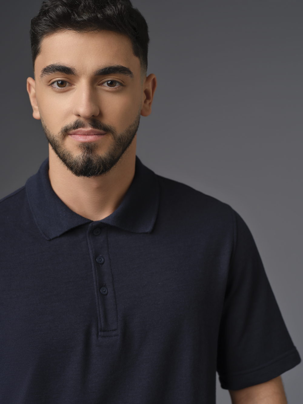 Flame protection short-sleeve polo shirt with practical button placket, color navy Close-up front view: Man wearing Flame protection short-sleeve polo shirt with practical button placket, color navy