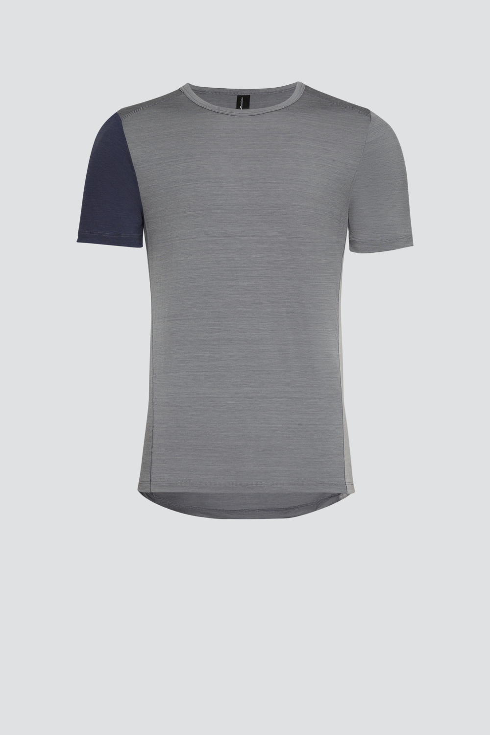 Comazo Herren Shirt kurzarm aus Merinowolle Farbe Grau/Navy Produktbild Vorderansicht Shirt kurzarm aus Merinowolle von Comazo in der Farbe Gray/Navy mit längerem Rückenteil und Rundhalsausschnitt