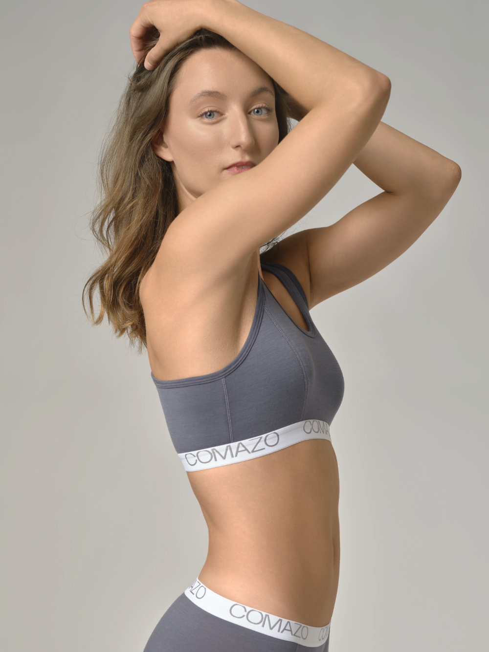 Seitenansicht: Frau trägt  Bustier aus mulesing-free Merinowolle von Comazo in der Farbe Dunkelgrau