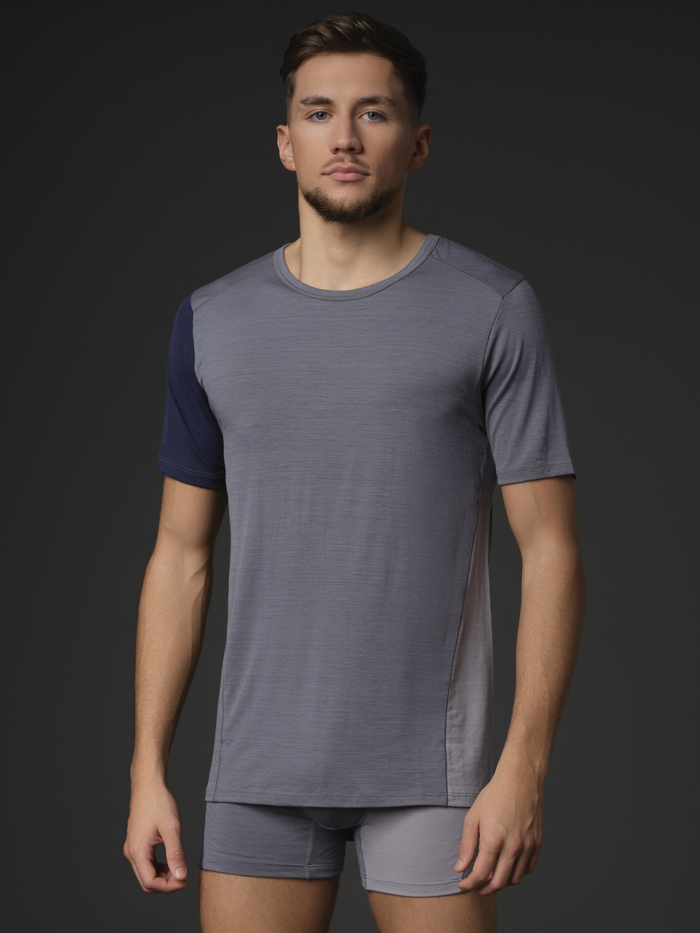 Comazo Herren Shirt kurzarm aus Merinowolle Farbe Grau/Navy Vorderansicht 2: Mann trägt Shirt kurzarm aus Merinowolle von Comazo in der Farbe Gray/Navy mit längerem Rückenteil und Rundhalsausschnitt
