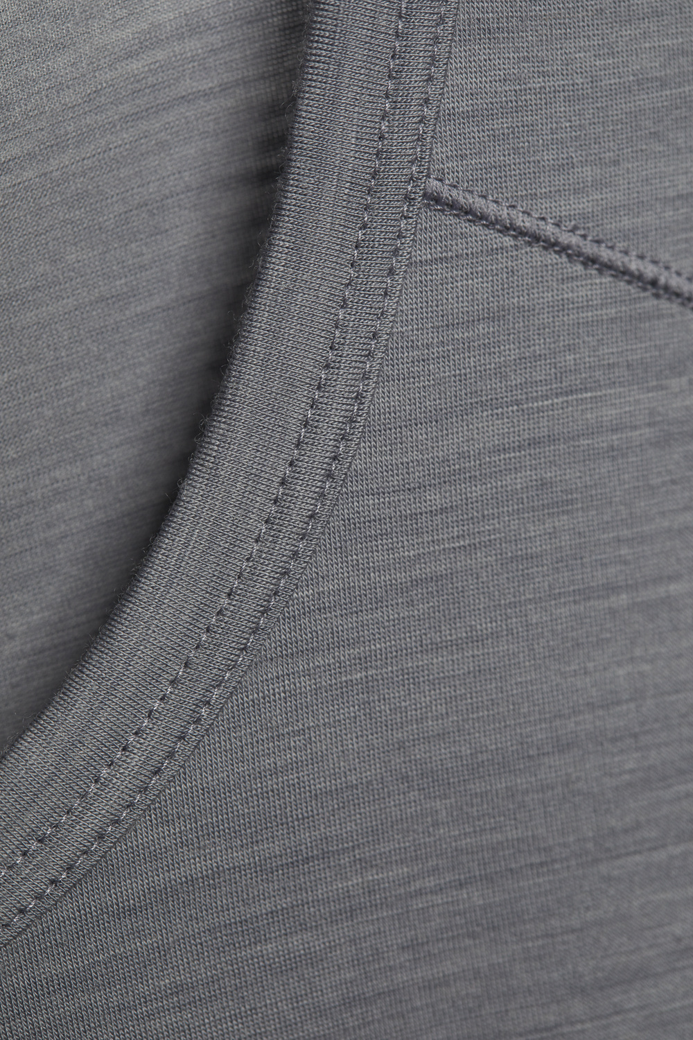 Comazo Herren Shirt kurzarm aus Merinowolle Farbe Grau/Navy Detailbild Shirt kurzarm aus Merinowolle von Comazo in der Farbe Gray/Navy mit längerem Rückenteil und Rundhalsausschnitt