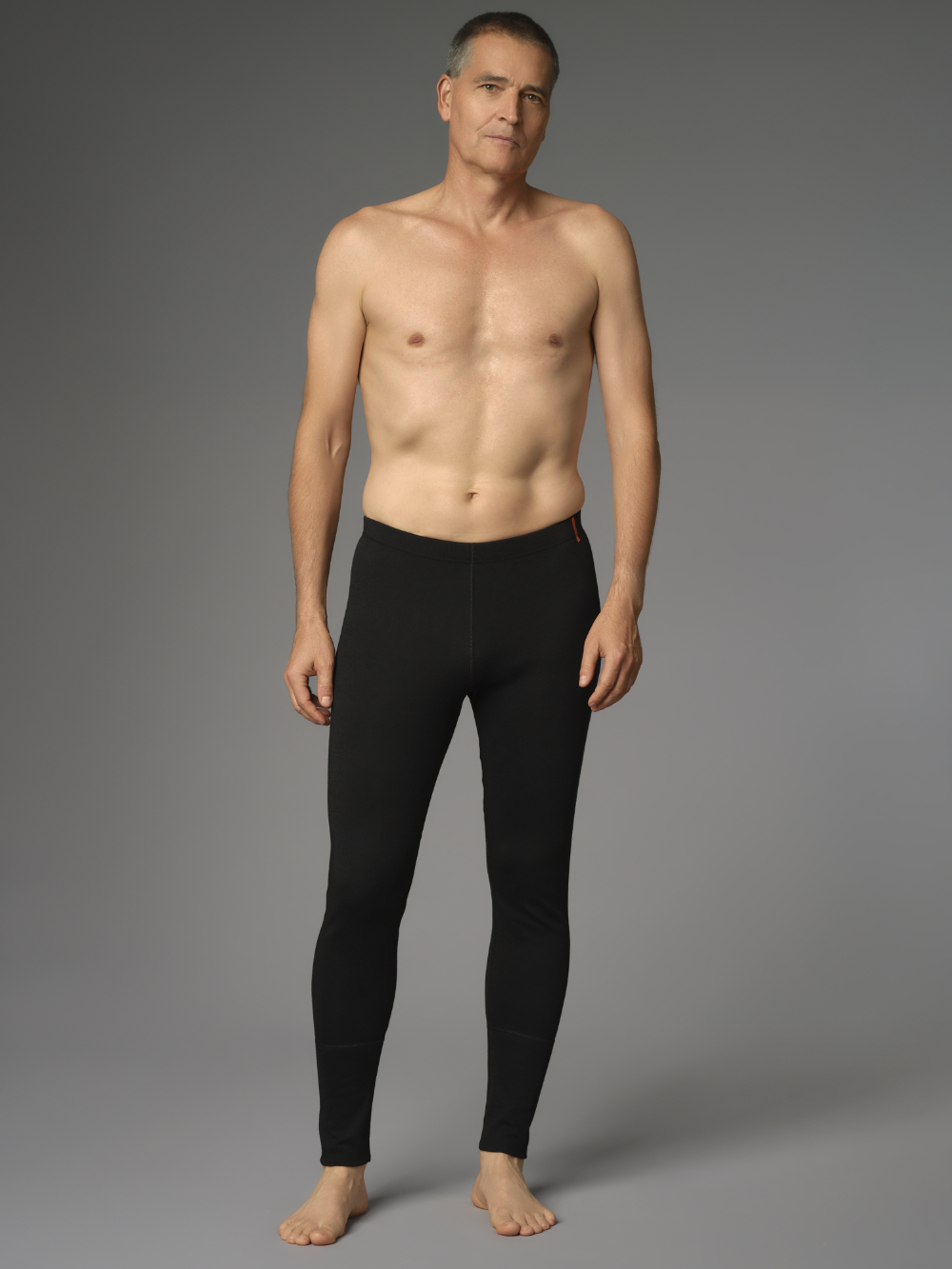 Lange Flammschutz Unterhose von Comazo Protect Farbe Schwarz Vorderansicht: Mann trägt lange Flammschutz Unterhose von Comazo Protect Farbe Schwarz