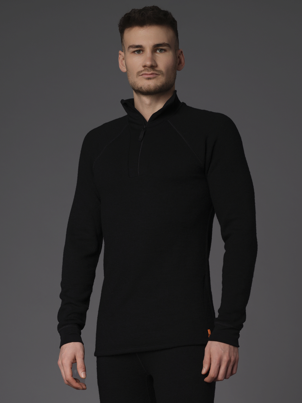 Hochwertiges Merinowolle-Shirt mit Troyer-Kragen (Mulesing free) von Comazo Protect Farbe Schwarz Vorderansicht: Mann trägt hochwertiges Merinowolle-Shirt mit Troyer-Kragen (Mulesing free) von Comazo Protect Farbe Schwarz