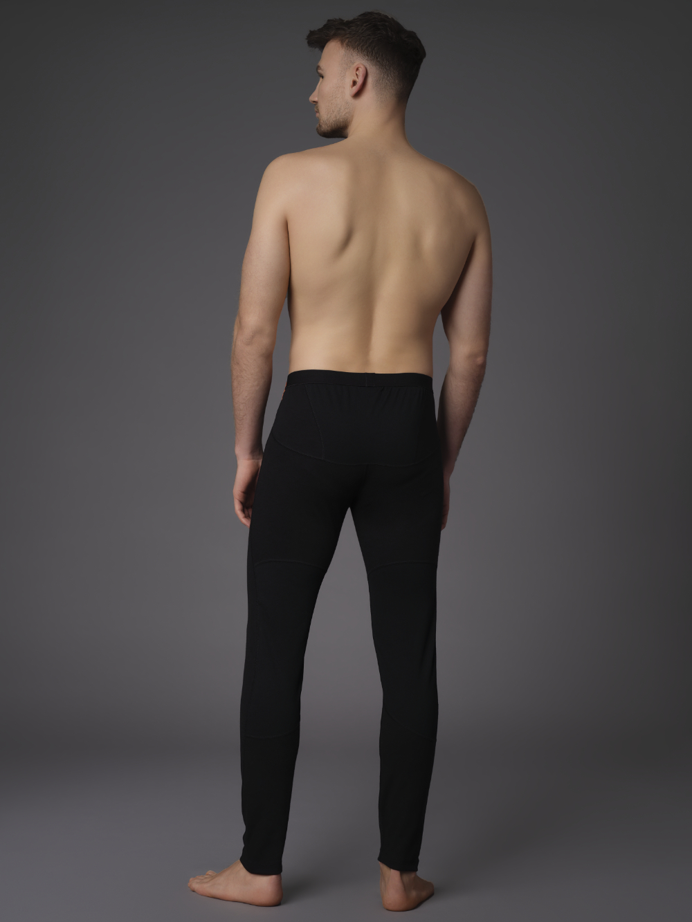 Funktionshose mit Merinowolle (Mulesing free) von Comazo Protect Farbe Schwarz Rückansicht: Mann trägt Funktionshose mit Merinowolle (Mulesing free) von Comazo Protect Farbe Schwarz