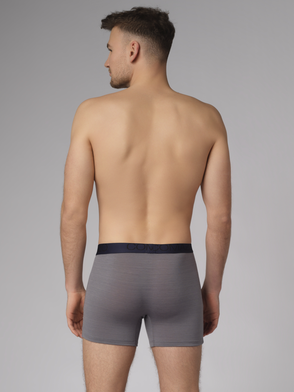 Comazo Herren Trunks aus Merinowolle Farbe Grau/Navy Rückansicht: Mann trägt Trunks aus Merinowolle von Comazo in der Farbe Grau/Navy mit Schriftzug am Bund