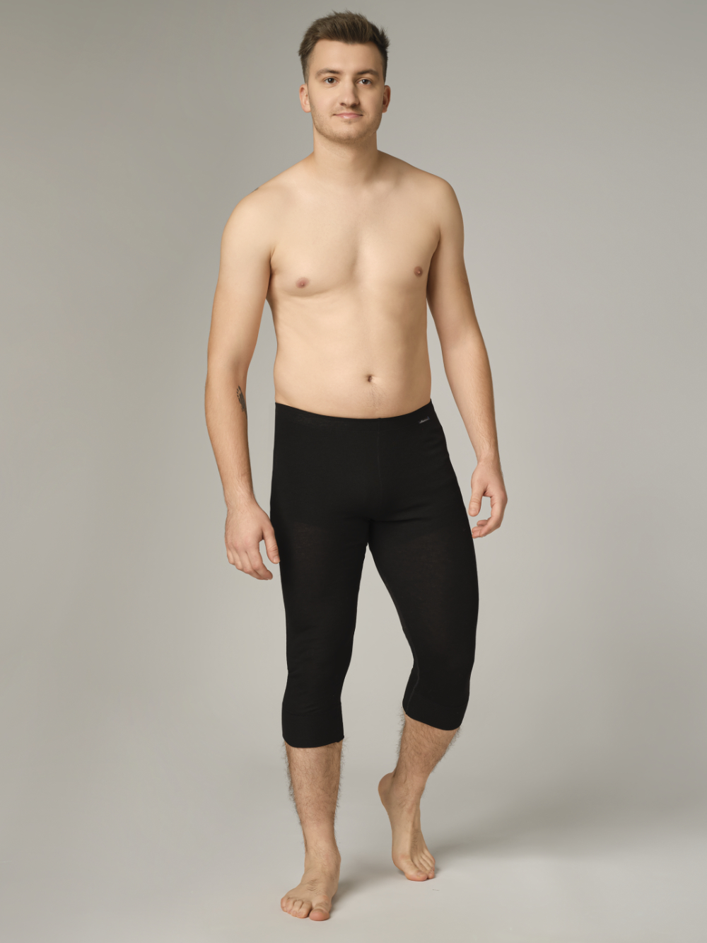 Comazo Unisex 3/4 Funktionshose "warm extra" Farbe Schwarz Vorderansicht: Mann trägt Unisex 3/4 Funktionshose "warm extra" von Comazo in der Farbe Schwarz mit angerauter Innenseite zur optimalen Wärmespeicherung und schnelltrocknendem Funktionsmaterial dank sehr gutem Feuchtigkeitstransport