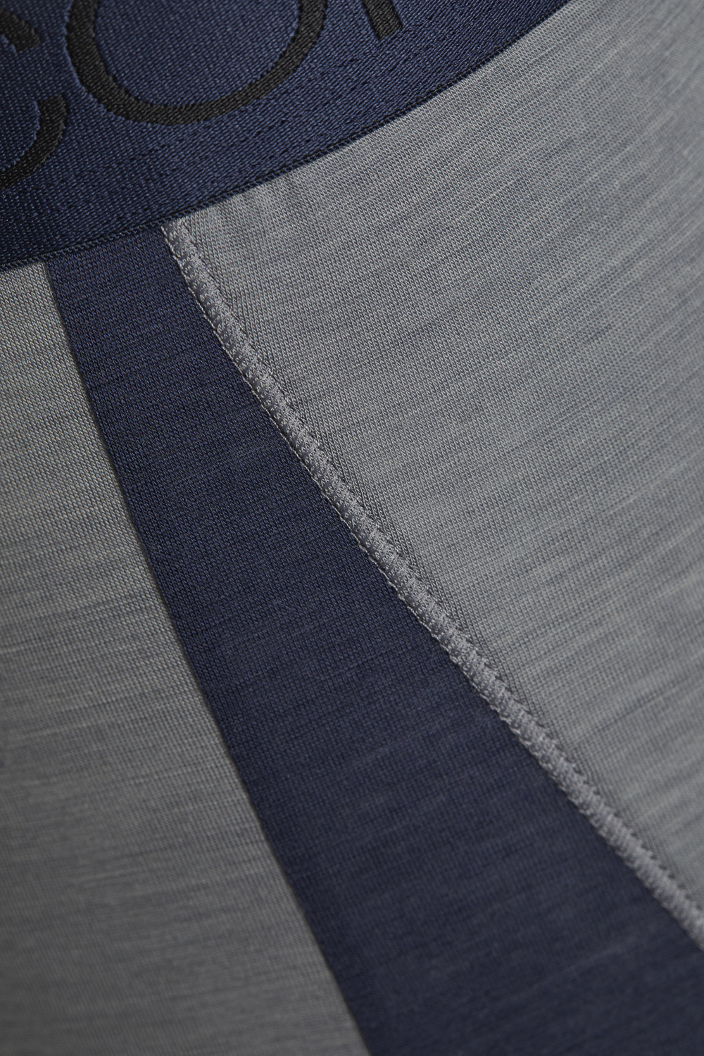 Comazo Herren Trunks aus Merinowolle Farbe Grau/Navy Detailbild Trunks aus Merinowolle von Comazo in der Farbe Grau/Navy mit Schriftzug am Bund