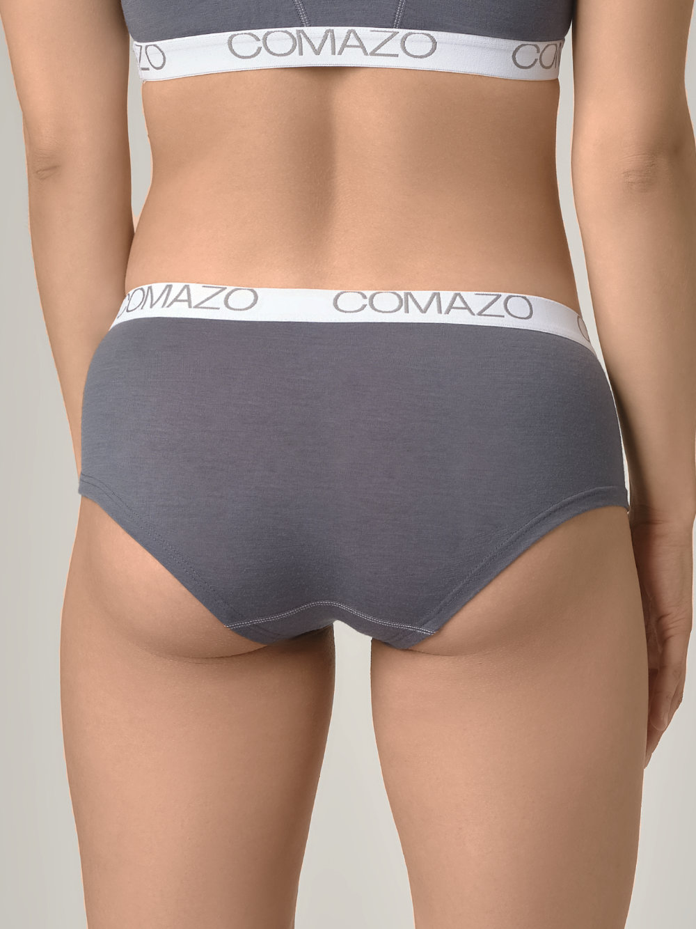 Nahaufnahme Rückansicht: Frau trägt Panty aus mulesing-free Merinowolle von Comazo in der Farbe Dunkelgrau