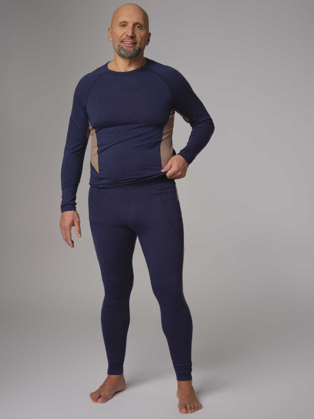 Comazo men's long underpants made of merino wool, color dark blue/coffee. Front view: Man wearing Comazo men's long underpants made of merino wool, color dark blue/coffee.