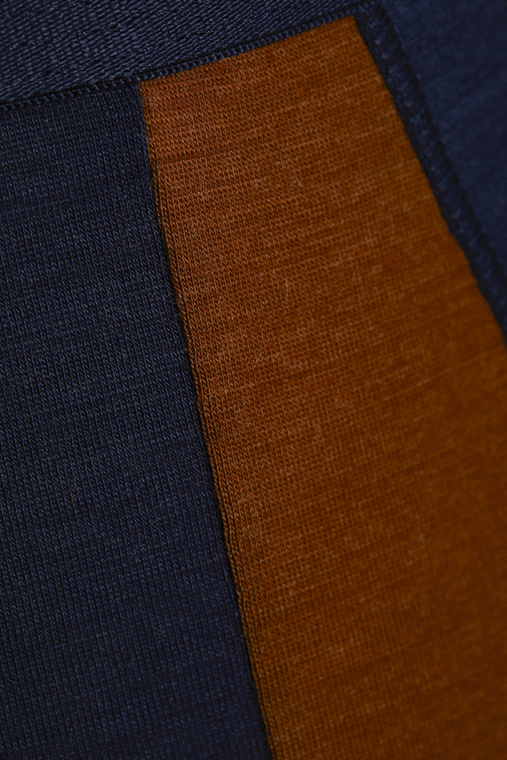 Detail image of Comazo men's trunks made of merino wool in the color Navy/Chocolate. Detail image of Comazo men's trunks made of merino wool in the color Navy/Chocolate.