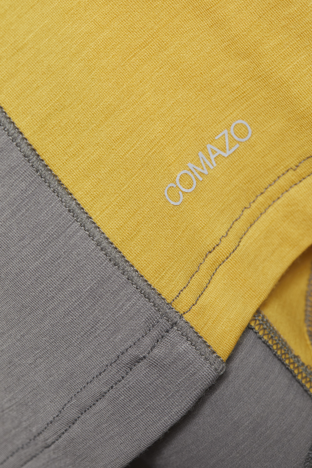Comazo men's short-sleeve merino wool shirt in steel grey/mustard Detail image of the short-sleeve shirt made of merino wool from Comazo in the color Steelgrey/Mustard with a longer back and a round neckline.