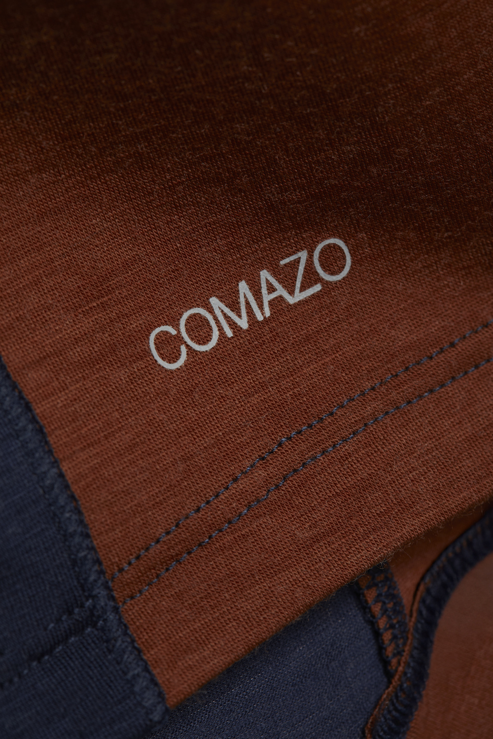 Comazo Herren Shirt kurzarm aus Merinowolle Farbe Navy/Schoko Detailbild Shirt kurzarm aus Merinowolle von Comazo in der Farbe Navy/Schoko mit längerem Rückenteil und Rundhalsausschnitt