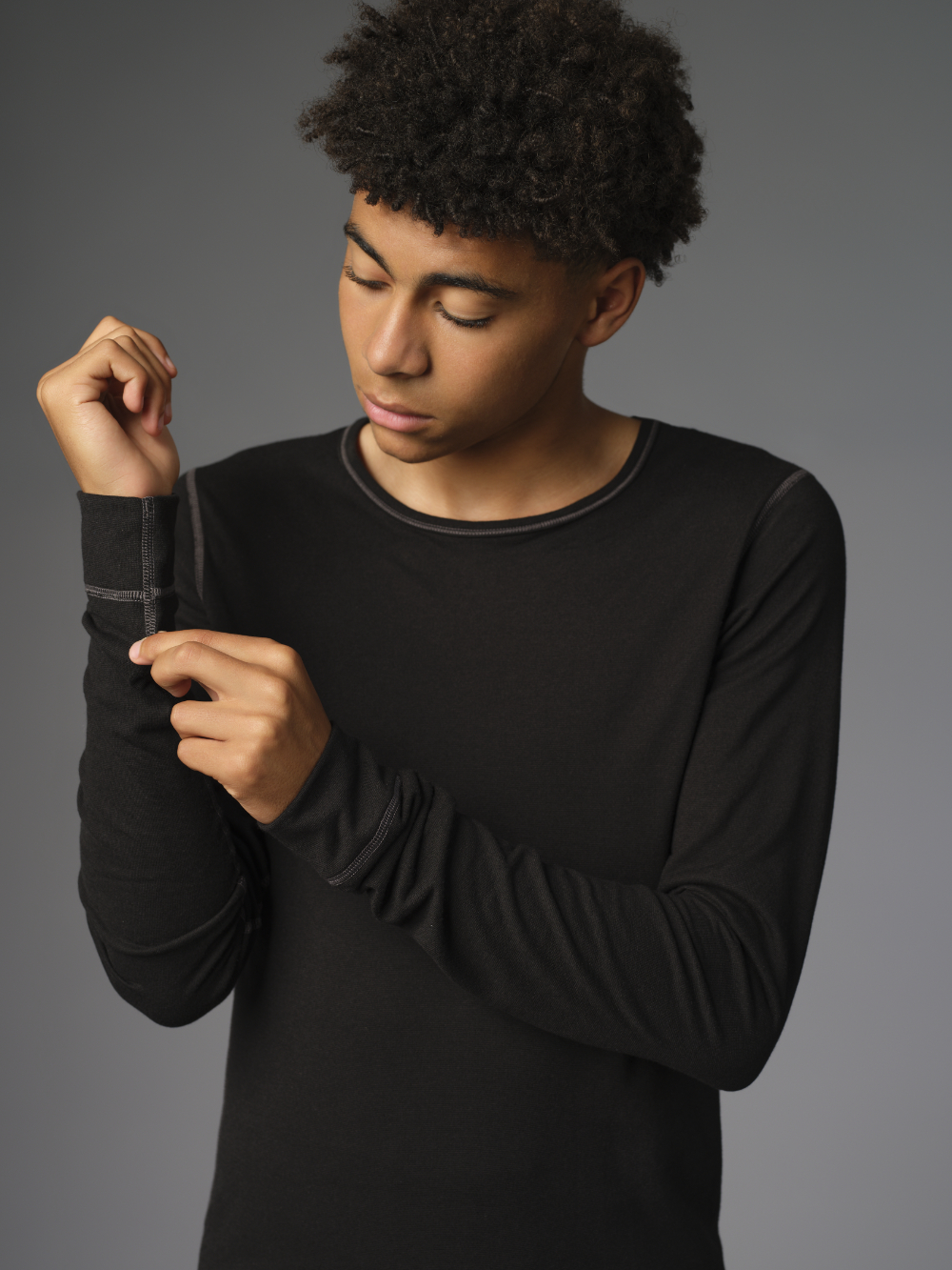 Comazo Protect men's long-sleeved functional shirt "warm & clima" in black Close-up front view: Man wearing Comazo Protect men's long-sleeved functional shirt "warm & clima" in black