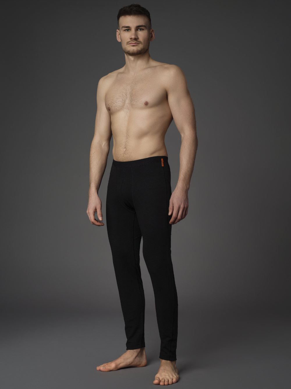 Funktionshose mit Merinowolle (Mulesing free) von Comazo Protect Farbe Schwarz Vorderansicht 2: Mann trägt Funktionshose mit Merinowolle (Mulesing free) von Comazo Protect Farbe Schwarz