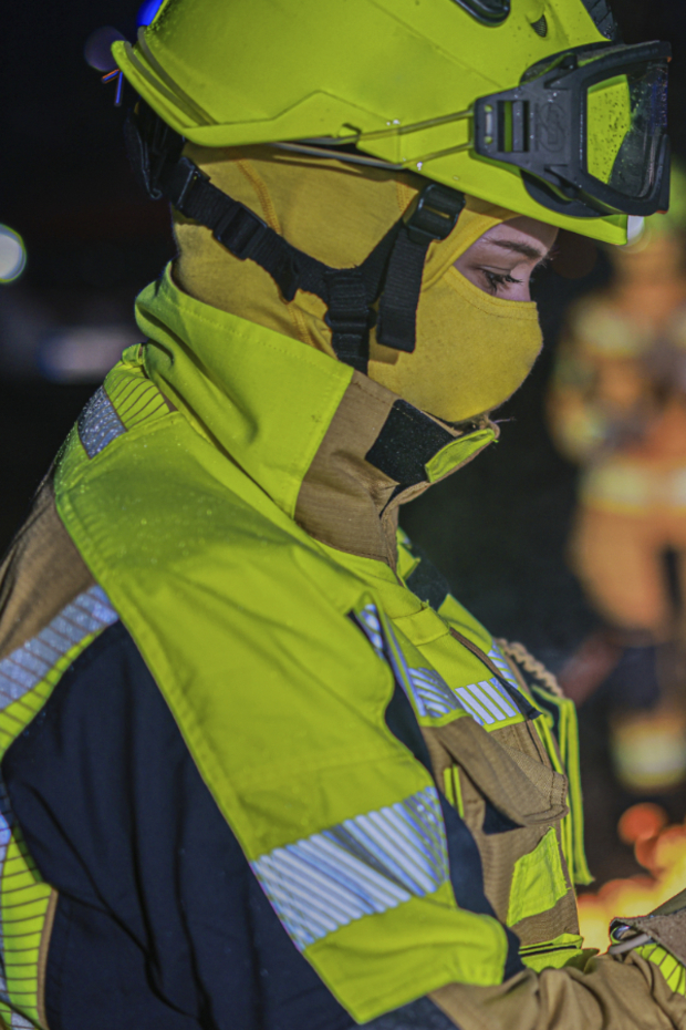 Comazo Protect Flammschutz Haube Waldbrand für FFP2/FFP3 Maske, 1-lagig Farbe Gelb Nahaufnahme Seitenansicht: Mann trägt Comazo Protect Flammschutz Haube Waldbrand für FFP2/FFP3 Maske, 1-lagig Farbe Gelb