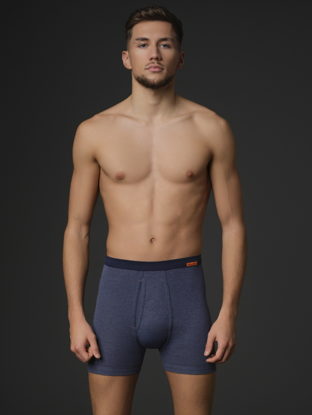 Vorderansicht: Mann trägt kurze Unterhose mit Eingriff von Comazo Protect Farbe Blau-Melange Unterhose kurz mit Eingriff von Comazo Protect Farbe Blau-Melange