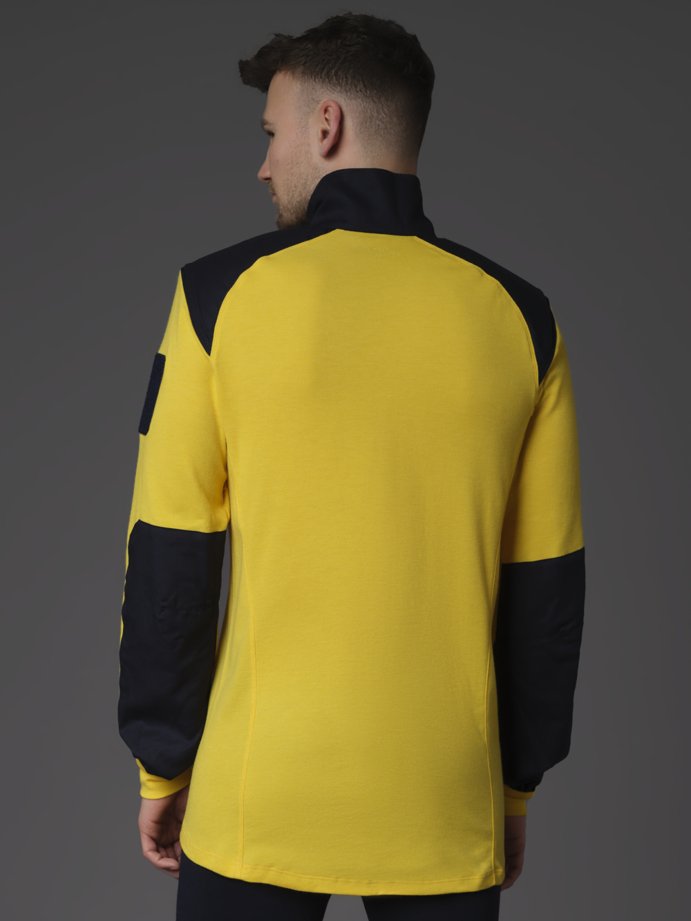 Comazo Protect Fire Shirt Premium Vegetationsbrandbekämpfung Farbe Gelb/Marine Rückansicht: Mann trägt Comazo Protect Fire Shirt Premium Vegetationsbrandbekämpfung Farbe Gelb/Marine