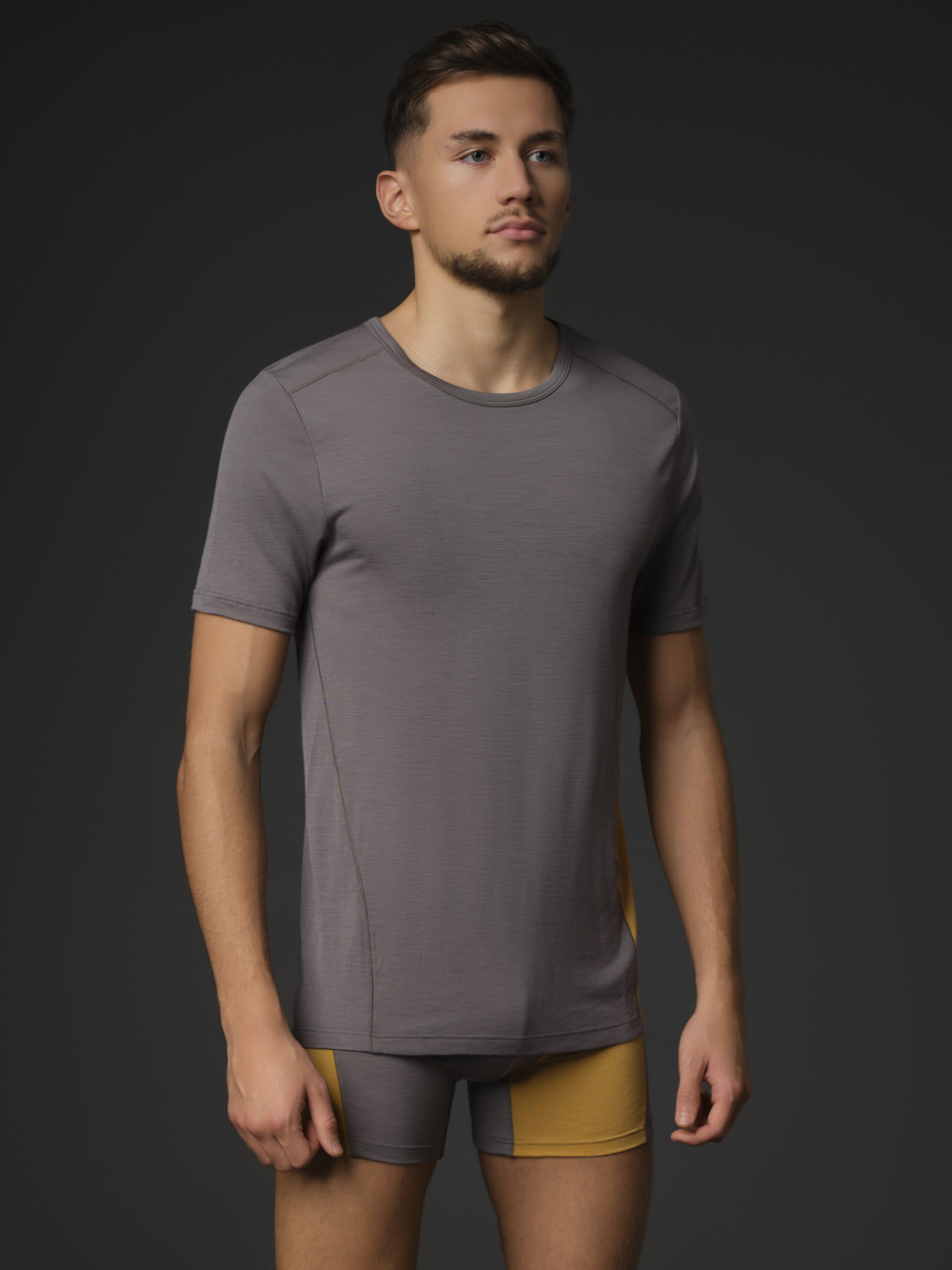 Comazo Herren Shirt kurzarm aus Merinowolle Farbe Steelgrey/Senf Vorderansicht 3: Mann trägt Shirt kurzarm aus Merinowolle von Comazo in der Farbe Steelgrey/Senf mit längerem Rückenteil und Rundhalsausschnitt