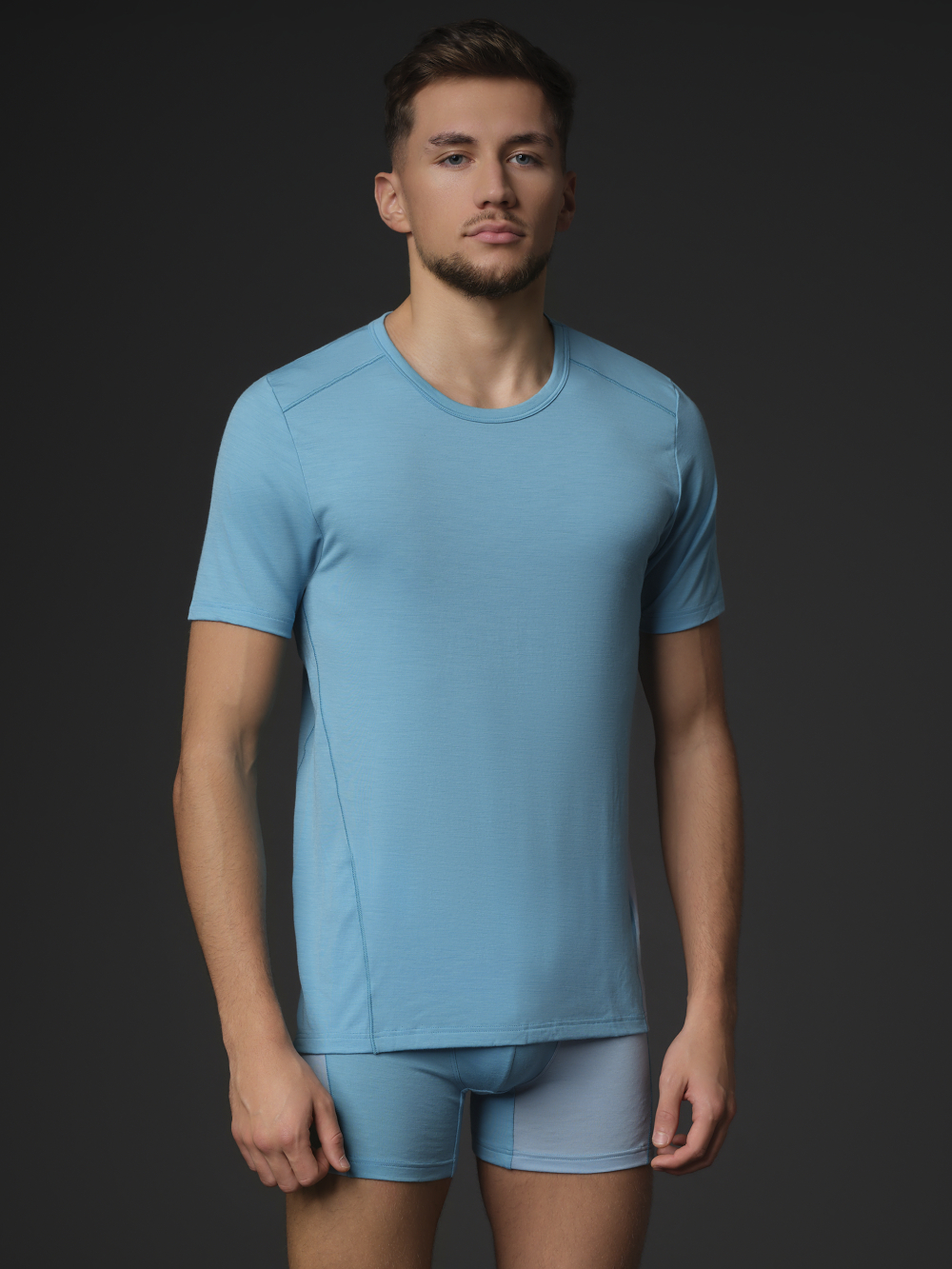 Comazo Herren Shirt kurzarm aus Merinowolle Farbe Seablue/Ice Vorderansicht 2: Mann trägt Shirt kurzarm aus Merinowolle von Comazo in der Farbe Seablue/Ice mit längerem Rückenteil und Rundhalsausschnitt