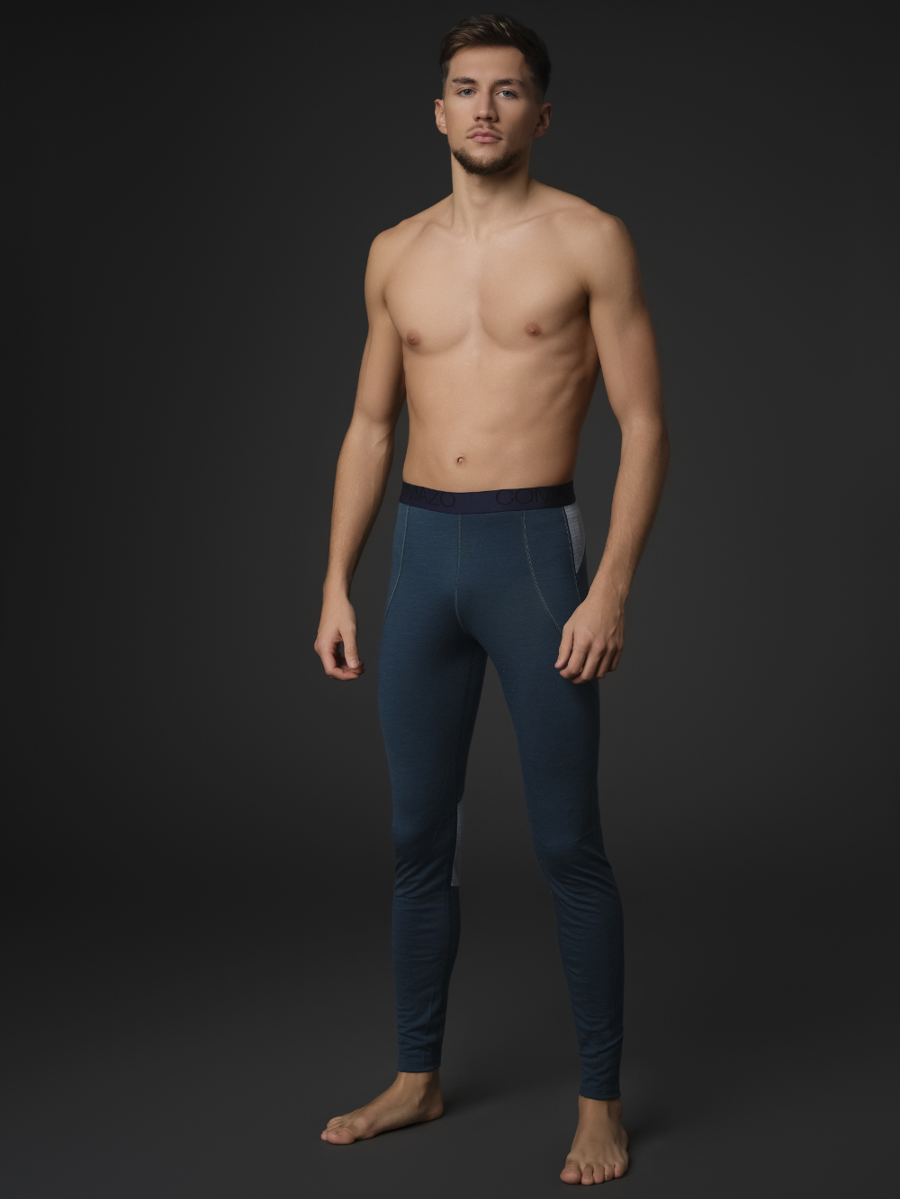 Comazo Herren Unterhose lang aus Merinowolle Farbe Smaragd/Light Green Vorderansicht: Mann trägt Unterhose lang aus 100% mulesingfreier Merinowolle von Comazo in der Farbe Smaragd/Light Green mit Comazo-Logo-Bund