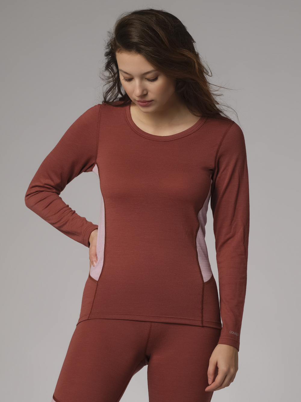 Vorderansicht: Frau trägt Merinowolle-Shirt langarm von Comazo in der Farbe Brandy/Rosegrey aus 100% mulesing-freier Schurwolle mit Mesh-Einsätzen