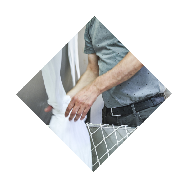 Detailbild Mann hat Stoff in den Händern der aus dem Trockner kommt Detailbild Mann hat Stoff in den Händern der aus dem Trockner kommt