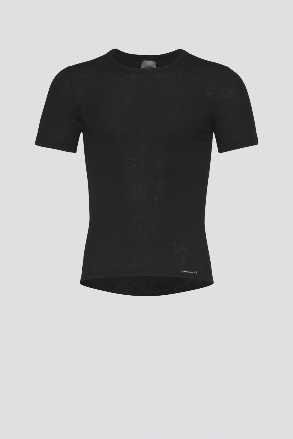 Comazo unisex short-sleeve functional shirt "warm extra", color black. Product image front view Unisex short-sleeve functional shirt "warm extra" by Comazo in black, with a brushed inner lining for optimal heat retention, moisture management, and an extended back panel.