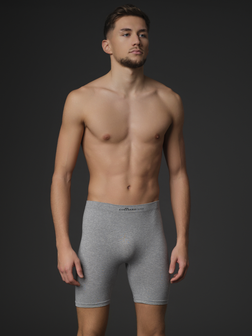 Comazo men's seamless pants with longer legs, color grey melange. Front view: man wearing seamless pants with longer legs by Comazo in grey melange color.