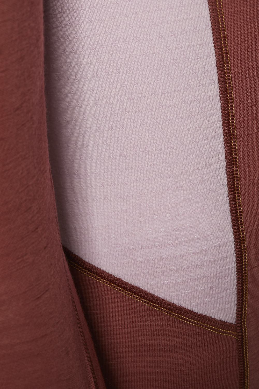 Detailbild Vorderansicht Merinowolle-Shirt langarm von Comazo in der Farbe Brandy/Rosegrey aus 100% mulesing-freier Schurwolle mit Mesh-Einsätzen