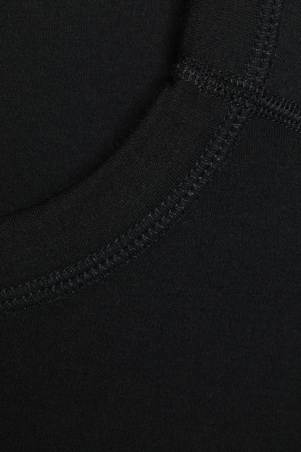 Flame-retardant long-sleeve shirt by Comazo Protect in black color. Detail image of flame-retardant long-sleeve shirt by Comazo Protect in black color.
