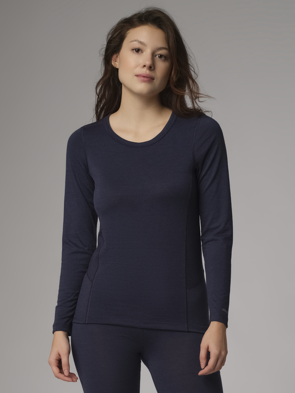 Vorderansicht: Frau trägt Merinowolle-Shirt langarm von Comazo in der Farbe Navy aus 100% mulesing-freier Schurwolle mit Mesh-Einsätzen